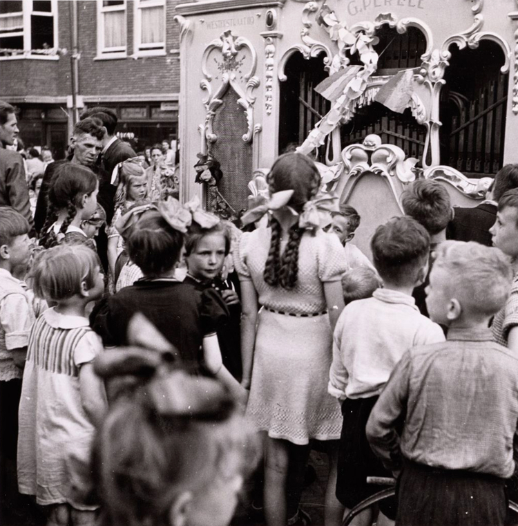 Kinderen rond een draaiorgel Foto: Beeldbank Stadsarchief Amsterdam 