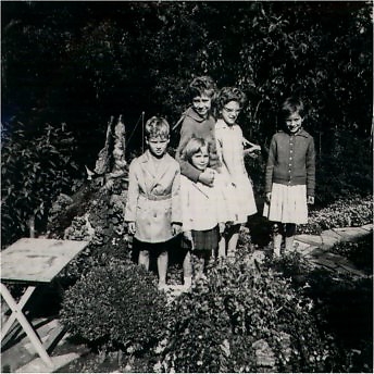 Met buurmeisjes Kees met de buurmeisjes Lijmberg in Klein Dantzig, 1962. 
