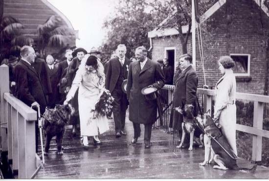  De opening van de geleidehondenschool in 1935 door Prinses Juliana. Het Koninklijk Nederlands Geleidehonden Fonds heette toen nog het Nederlandsch Geleidehonden Fonds. 