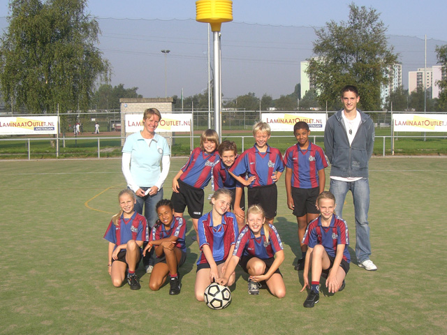 Hier sta ik met mijn team op het korfbalveldveld van DKV Victoria in Diemen (2008). Mijn moeder Carla Winkel-Haen  is coach en staat links boven. Ikzelf sta op de achterste rij vierde van links. A..K.C.Victoria is in 1999 gefuseerd met DKV (Diemense Korfbal Vereniging) en heet sindsdien dus DKV Victoria. 