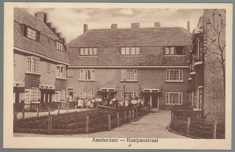 De tuinen in de Kraaipanstraat. Deze foto is uit ongeveer 1925, het geeft een beeld van de Kraaipanstraat. De fot is uit de collectie Van Velzen en is geplaats met toestemming van het JHM 