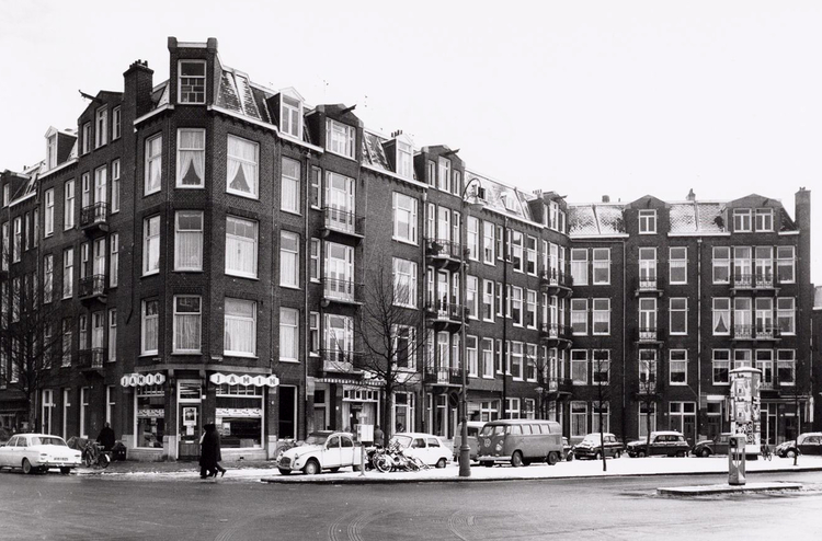 Krugerplein met op de hoek Jamin - 1972 .<br />Foto: Beeldbank Amsterdam .<br />Klik rechts bovenaan op de foto en de foto wordt vergroot weergegeven.<br />Foto: Beeldbank Amsterdam 