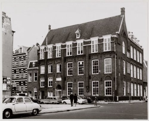 Laurentiusschool. Eikenweg 5A-9 met de Laurentiusschool, gezien naar de kruising met de Tweede Oosterparkstraat. Deze foto is gemaakt door: J.M. Arsath Ro'is (16 mei 1967). Bron: Beeldbank, Stadsarchief Amsterdam. 