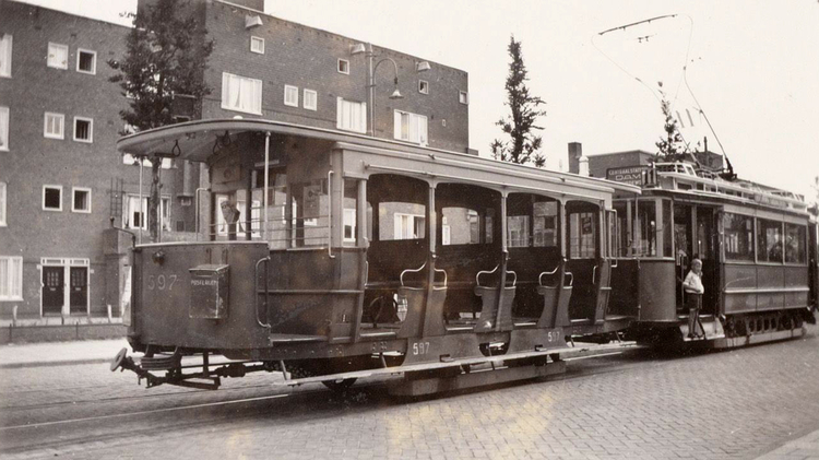 Tramlijn 11 bij het eindpunt op de Insulindeweg - 1941 De open bijwagens deden dienst bij mooi zomerweer tot 1943.<br />'<br />Foto; Beeldbank Amsterdam 