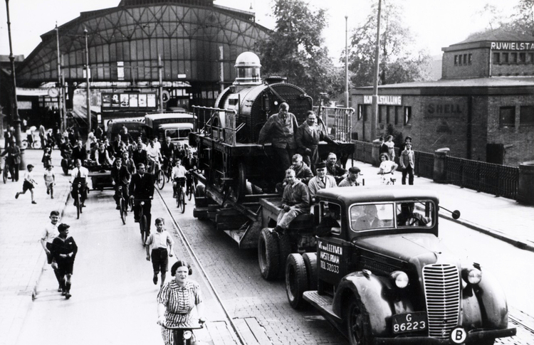 Locomotief de Arend Op de achtergrond het Weesperpoortstation gesloopt eind 1939 .<br />Foto: Beeldbank Amsterdam 
