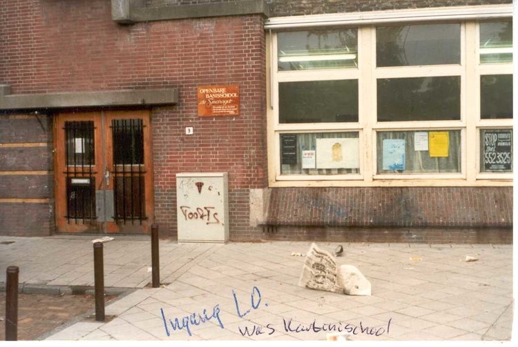  De ingang van de Kartinischool anno 1998. 