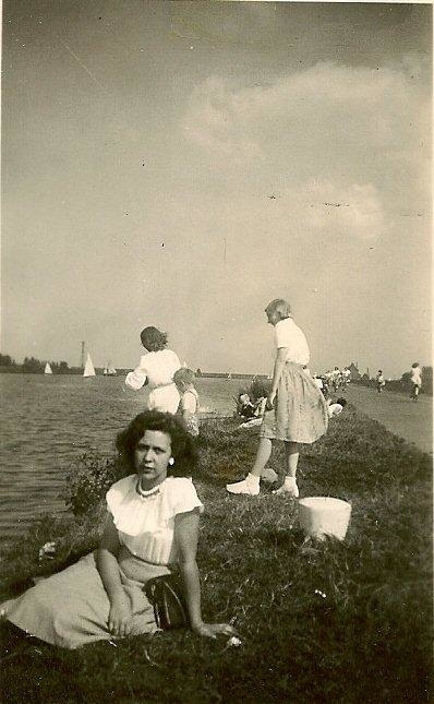Ma aan het Amsterdamrijnkanaal - . 1948 .<br />Foto; Maria van Groen 