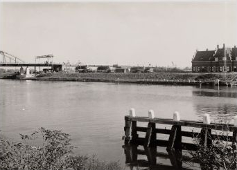  De mond van het Merwedekanaal (nu Amsterdam-Rijnkanaal) met op de achtergrond de brug over het ij naar Schellingwoude (1957). 