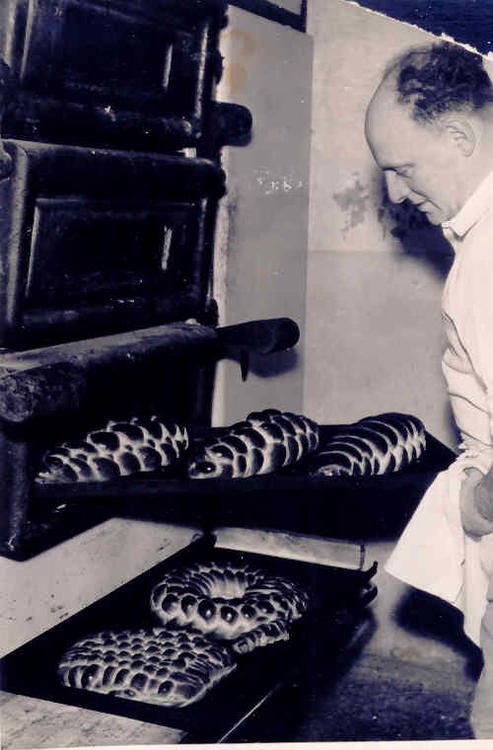 Meijer Verdooner, bakker in hart en nieren. Deze foto dateert waarschijnlijk van na de oorlog. Afgebeeld is Meijer Verdooner, een bakker met hart voor brood en gezin. De foto is afkomstig uit het foto archief van David Verdooner. 