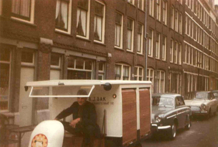  Foto opgestuurd door Hans Bak wiens ouders van 1938 tot 1970 een melkzaak hadden in de Reinwardtstraat. Op de foto: Hans z'n vader met de melkkar en nog een stukje van de straat. Zie ook de reactie van Hans onderaan dit verhaal. 