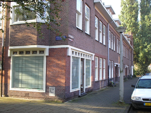  Het pand van de melkboer Galvanistraat hoek Voltaplein. Anno 2006 geen winkel meer. Bijna alle kleine winkeltjes zijn in 2006 helaas uit de buurt verdwenen. 