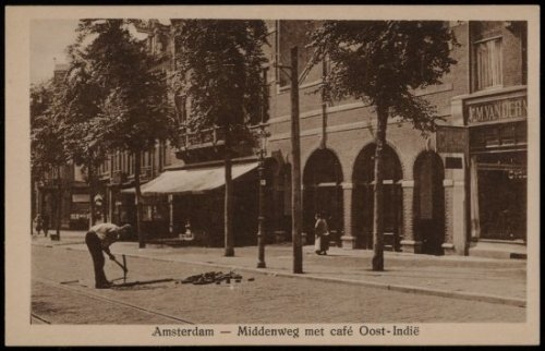 Middenweg met Café Oost-Indië. Uitgave K. Wille, Amsterdam-Watergraafsmeer, prentbriefkaart. Bron: Beeldbank, SAA. 