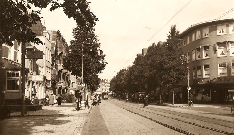 Middenweg rechts De Gruyter - ± 1955 .<br />Foto: Jan van Deudekom 