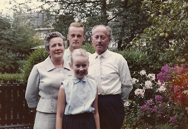 Mildred Muller-Denney met familie Mildred Muller-Denney met haar broer en ouders in de jaren '50, poserend in de tuin van haar grootouders in de Graanstraat in Betondorp. 