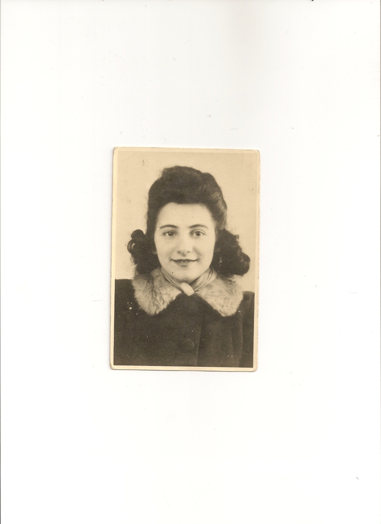 Portretfoto van Mimi Hakker.  <p>Deze foto van Mimi Hakker dateert uit het jaar 1943.<br />
Bron: privé collectie mevrouw Voet-Hakker.</p>
