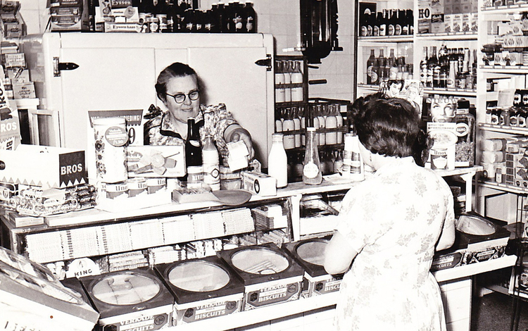 Moeder Grietje in de winkel 1952 Grietje van den Bosch-Struik staat achter de toonbank 