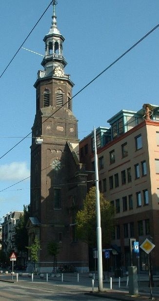 Muiderkerk De Muiderkerk brandde in 1989 geheel uit en werd later gesloopt. Alleen de toren en ingang zijn behouden. De oude toren is gecombineerd met nieuwbouw waarin de kerk nu is gevestigd. (2005) 