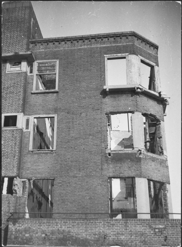 Gesloopte Joodse woning Foto gemaakt begin 1947: kort na de razzia's en tijdens de hongerwinter werden veel Joodse woningen gesloopt voor alles wat brandbaar was. Deze foto toont een rij huizen uit de Reitzstraat. Bron: NIOD 