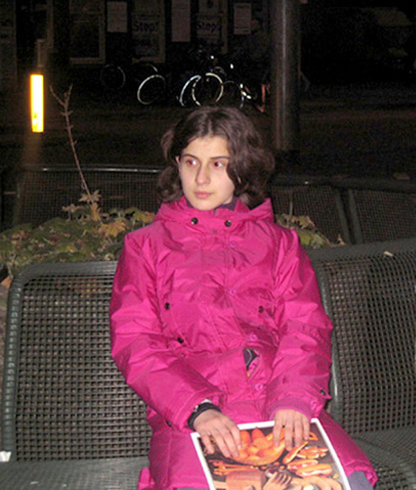  8 december 2004, Nurcan op een bankje in de Molukkenstraat 
