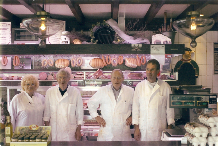  De broers Jaap en Herman Mulder samen met de personeelsleden Anneke en Jaap achter de toonbank. (rond 2006).<br />Foto: Herman Mulder 
