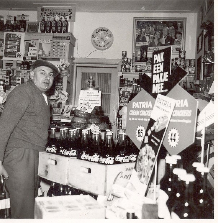 Ome Piet Peters vader, Peter van den Heuvel, 'Ome Piet' voor de buurt, in zijn levensmiddelenwinkel, omstreeks 1965. 