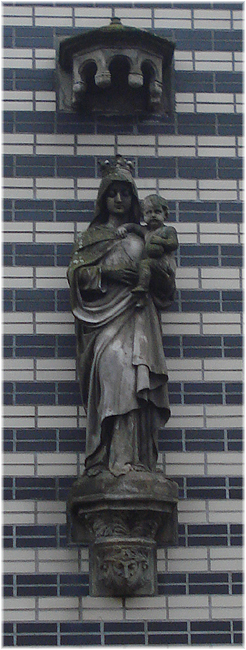 Olvg beeld Beeld van de Lieve Vrouwe aan de Eerste Oosterparkstraat.<br />Foto Pieter de Lang, 2009. 