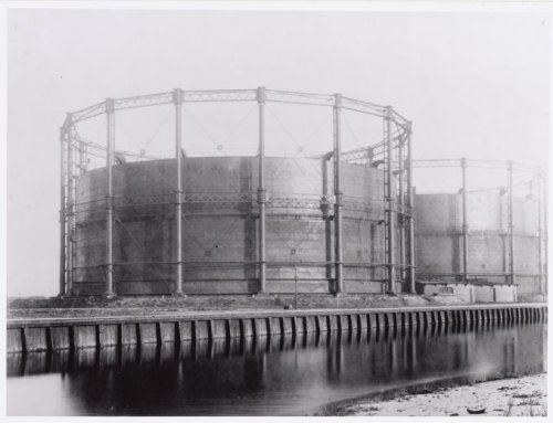 Oostergasfabriek, twee gashouders. Deze afbeelding van de Oostergasfabriek is van 1890. De ligging is aan de Oranje-Vrijstaatkade 27. Bron: Beeldbank, Stadsarchief Amsterdam. 