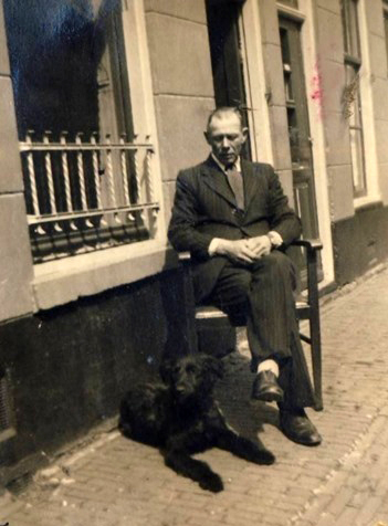 Dit is mijn Opa, Joop Groen met zijn trouwe hond Trix.  