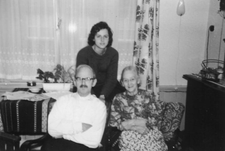 Hannie met opa en oma Van der Groep, 1961. 