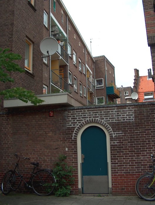 Het toegangspoortje naar de tuin van Opa en Oma van der Groep in de Colensostraat, 2003: "ik herinner met niet dat je door een deurtje moest, de toegang was gewoon open in 1945-1955." 