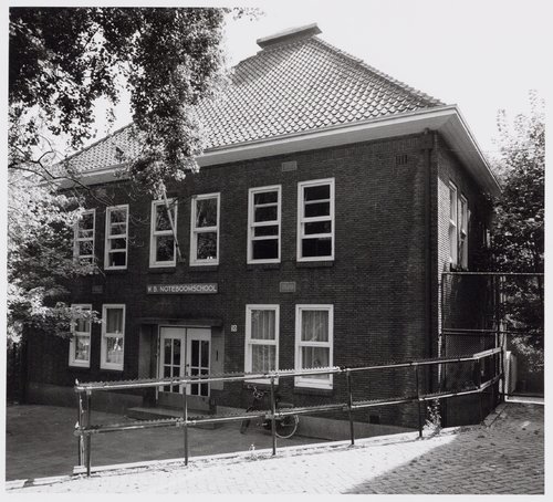 W.B. Notenboomschool. De openluchtschool kreeg later als naam 'W.B. Noteboomschool. deze foto uit 1976 is gemaakt door: J.M. Arsath Ro'is.  <br />Bron: Beeldbank, Stadsarchief Amsterdam 
