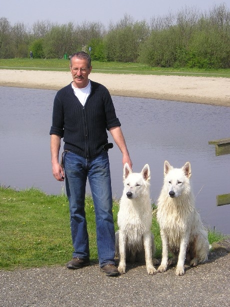  Maarten anno 2004 met zijn twee Zwitserse Witte Herders Lexus en Gentle. Maarten anno 2004 met zijn twee Zwitserse Witte Herders Lexus en Gentle. 