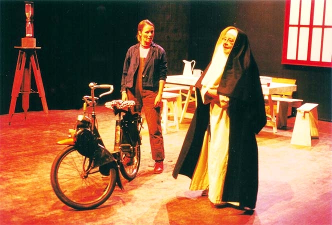  Martha rechts als non in de millenniumvoorstelling 'Pampus' in 1999, links staat Lies de auteur. 
