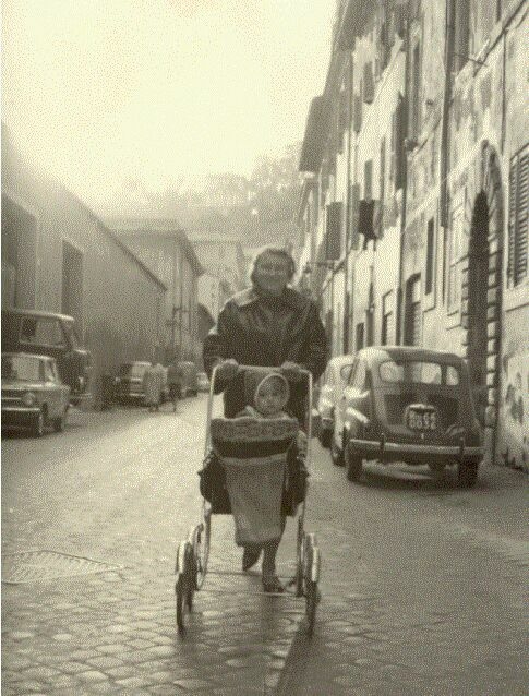  Uitrijden in Trastevere te Rome Rijden in een wagentje in Trastevere in Rome met moeder (omstreeks 1965). 