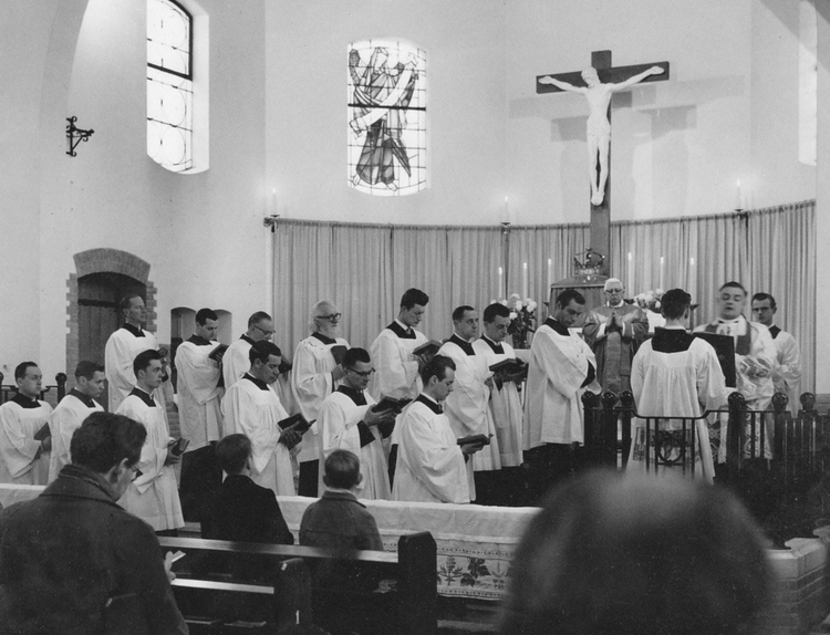 Pastoor Vriens op het altaar van de H.Familiekerk. 1961 .<br />Foto: Trees Ruigrok v.d.Werve 