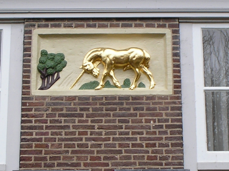  De gevelsteen van Buurthuis De Vergulden Eenhoorn aan de Ringdijk. 2005 <br />(foto Jo Haen) 