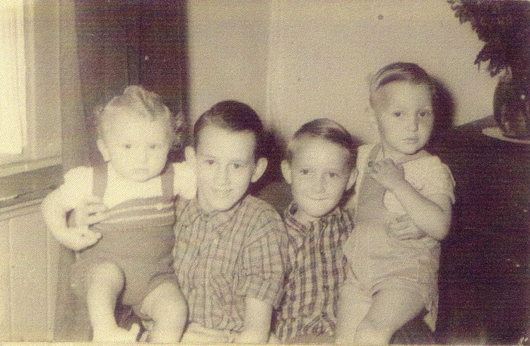 Vier zoons Fijma Vier jongens kreeg het 'prachtig stel': vlnr. Henk(ie) (nog geen jaar oud), Jan (hier een jaar of 9 jaar), de auteur Peter (ongeveer 6 jaar oud) en Jaap (ongeveer 4 jaar). 