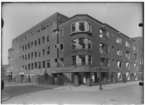  Oorlogsschade op de Reitzstraat, hoek President Brandstraat in 1946 (Foto: Gemeentearchief Amsterdam). 