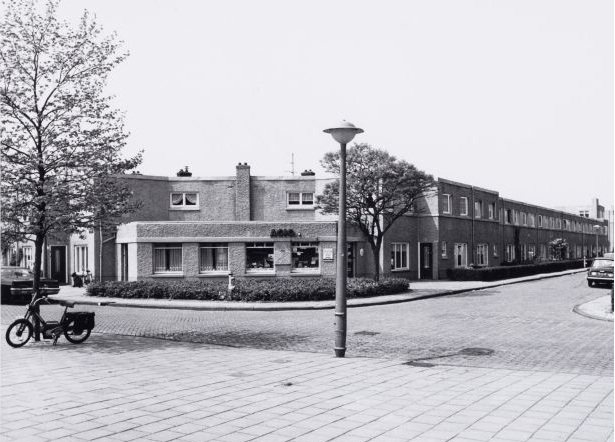  De sigarenwinkel op de hoek Ploegstraat en Onderlangs in 1971. Foto: Stadsarchief Amsterdam. 