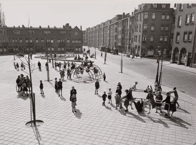 Transvaalplein 1953 Het speelterrein van de Transvaalplein na de oorlog in 1953 (Foto: Gemeentearchief Amsterdam) 