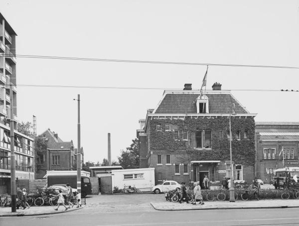 Bureau Linnaeusstraat. Afgebeeld is Linnaeusstraat 121 met het Politiebureau. Aan de rechterkant een gedeelte v/h Sportfondsenbad, Fronemanstraat 5. <br />Bron: Beeldbank Stadsarchief Amsterdam. 