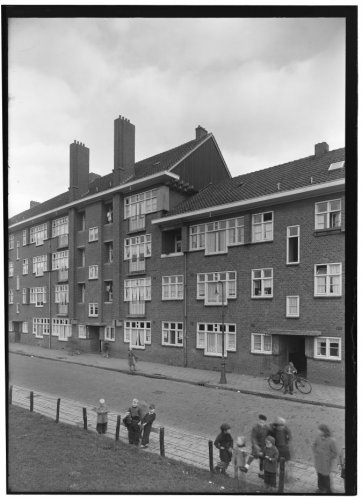 President Brandstraat 1949. Deze foto is in december 1949 gemaakt door: Wieger Bruin (architect) en is afkomstig uit de collectie van het Archief van de Gemeentelijke Dienst Volkshuisvesting en rechtsvoorganger. Bron: Beeldbank, Stadsarchief Amsterdam. 