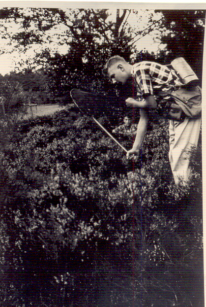 Prikkebeen Henk de Koning Henk de Koning als Prikkebeen op vlinderjacht met botaniseertrommel op de rug in de bossen rond Arnhem. (Foto: Henk de Koning) 