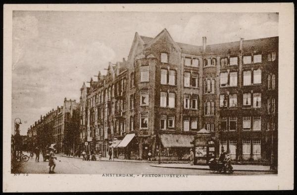 Pretoriusstraat. Afgebeeld is de Pretoriusstraat met op de voorgrond het Pretoriusplein. De afbeelding/prentbriefkaart dateert uit 1920.<br />Bron: Beeldbank, Stadsarchief Amsterdam. 