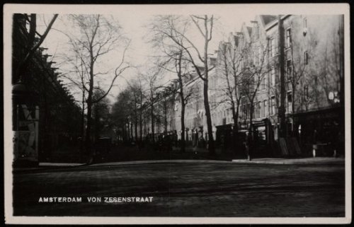 Von Zesenstraat gezien vanaf de Linnaeusstraat. Deze prentbriefkaart is uit ongeveer 1930. Mijn ouders hebben op meerdere adressen gewoond. Mijn grootmoeder (van moederskant) woonde ook in de Von Zesenstraat. Bron: Beeldbank, Stadsarchief Amsterdam. 