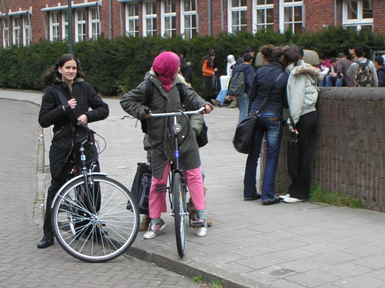 Schooljeugd op het Linnaeushof Pubers op het Linnaeushof.<br />(2006 foto Jo Haen) 