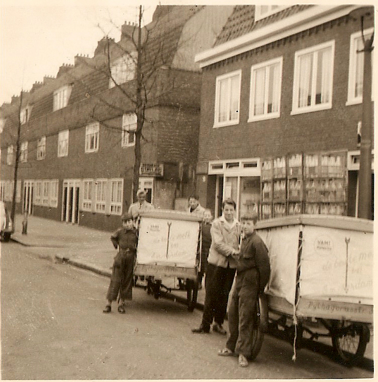 Trots bij de nieuwe karren - 1960 .<br />Foto: Adrie de Grijs 