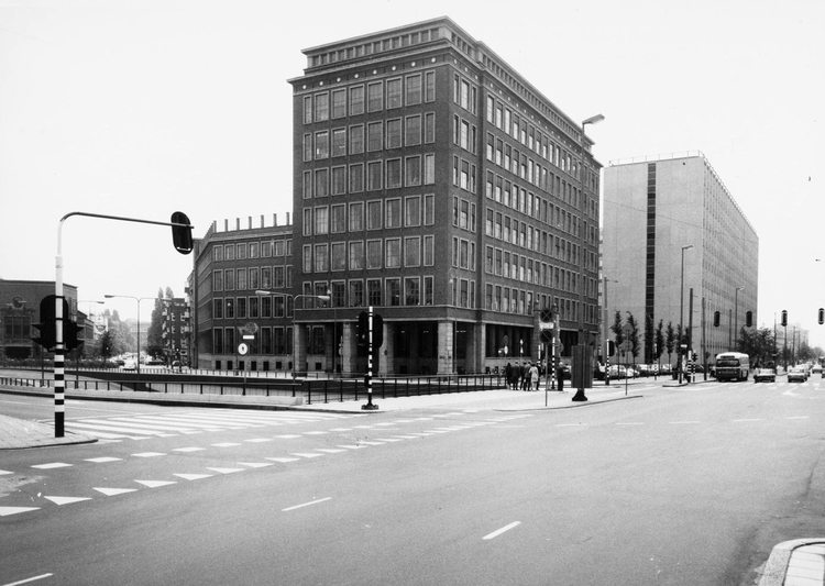 Het gebouw van de Raad van Arbeid op het Rhynspoorplein 1, links de ingang van de Andreas Bonnstraat. . .<br />Foto: Stadsarchief Amsterdam 