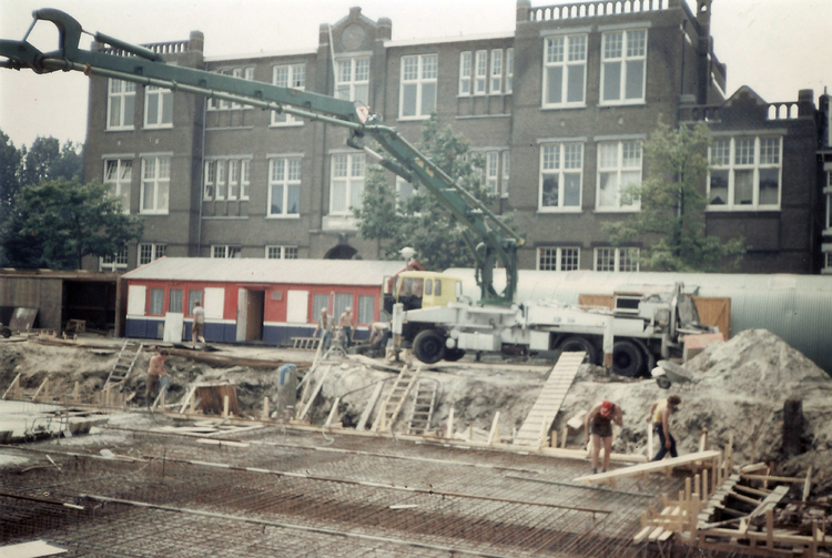 Fundering voor de nieuwbouw - 1981 .<br />Foto: Jan van Deudekom 