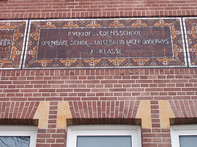  2004: het tegeltableau op de muur aan de Zeeburgerdijk (naast het gemaal) herinnert aan de vroegere Rijcklof van Coenschool 